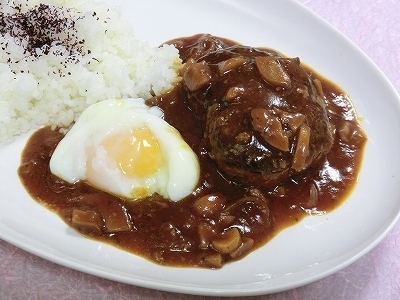 温卵添えケチャップソースハンバーグ&ライス